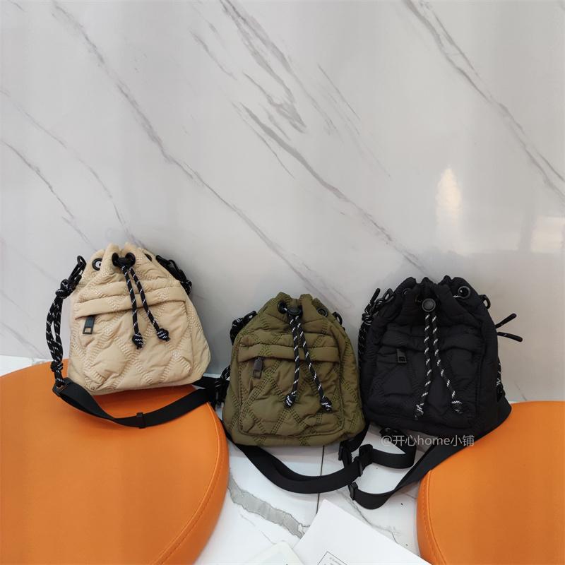 ショルダーバッグ レディース 斜めがけ 大人 キルティングバッグ 韓国 巾着バッグ クロスボディ 小さめ シンプル ミニ 旅行 カジュアル 黒 緑 白