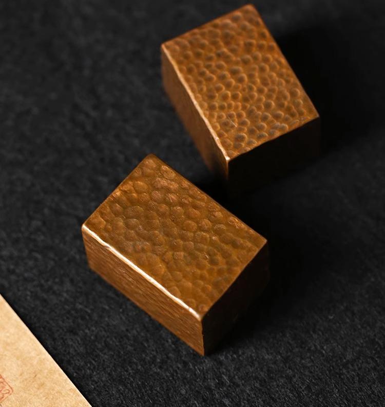 文鎮 おしゃれ 銅 322g 4×3cm 2点セット スクエア 槌目模様 コンパクト 書道 絵画 写経 文房具 インテリア コレクション シンプル プレゼント 誕生日 お祝い材質:真鍮外観形状: 幾何学模様