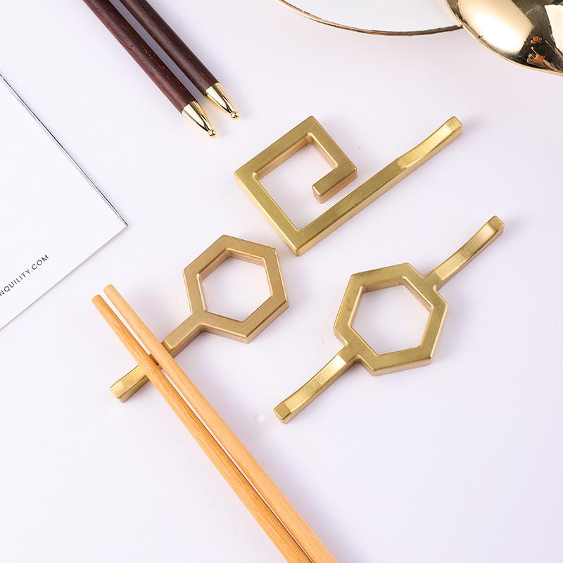 箸置き おしゃれ 黄金 銅 ホルダー 真鍮 ホテル エレガント ホーム テーブル 食器 スプーンレスト 彫刻 光沢 多用途 装飾 三角 円形