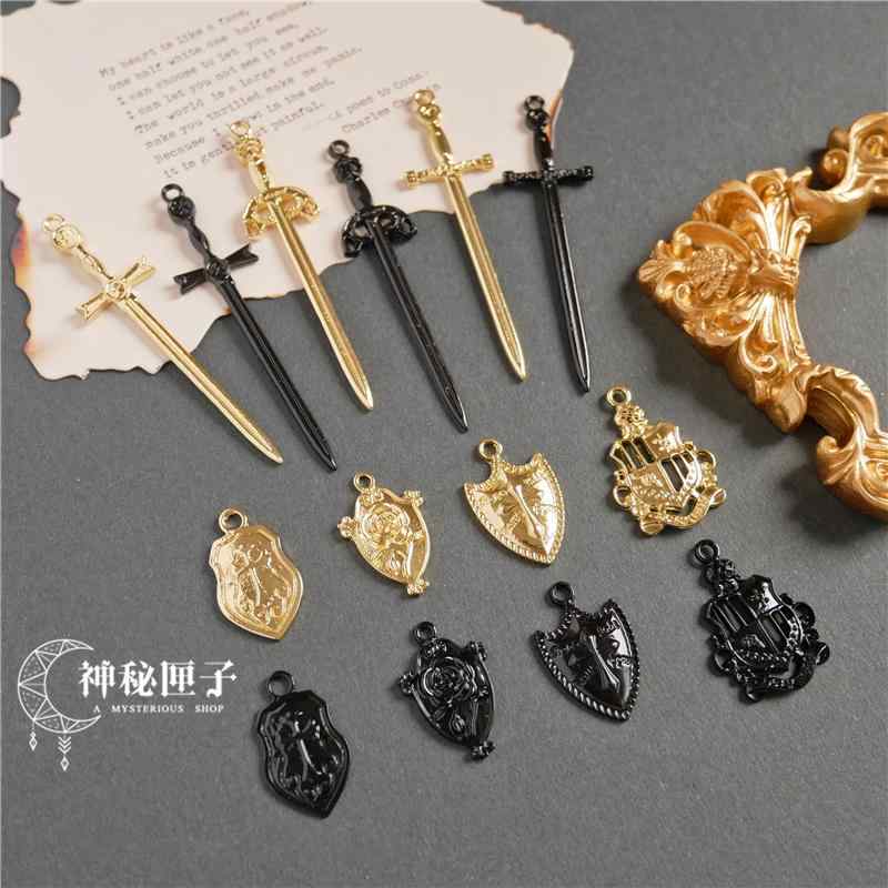 アクセサリー パーツ チャーム ハンドメイド DIY 合金 メッキ カン付き 剣 盾 騎士 紋章 ペンダント ネ..