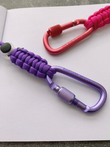 カラビナ キーホルダー おしゃれ 傘 組紐 水ボトル バックル 金属 フック ポータブル ドリンク ストラップ キー クイックリリース 黒 紫 赤 カラビナ キーホルダー おしゃれ 傘 組紐 水ボトル バックル 金属 フック ポータブル ドリンク ストラップ キー クイックリリース 黒 紫 赤