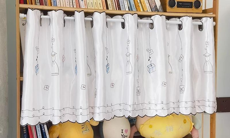 小窓用カーテン サテン ショート 家庭用 キッチン リビング ベッドルーム 遮光 棚 防塵 パーテーション 仕切り 装飾 刺繍 おしゃれ 白