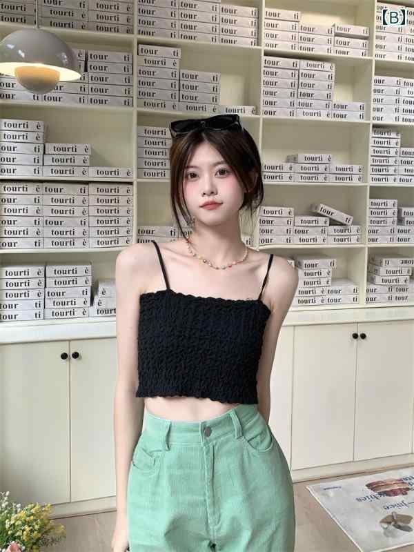 キャミソール ショート丈 インナー カップあり レディース ブラトップ シャーリング 薄手 見せる 伸縮 通気性 レイヤード へそ出し トップス 肌着 おしゃれ シンプル カジュアル セクシー フェミニン ブラック ホワイト ローズレッド