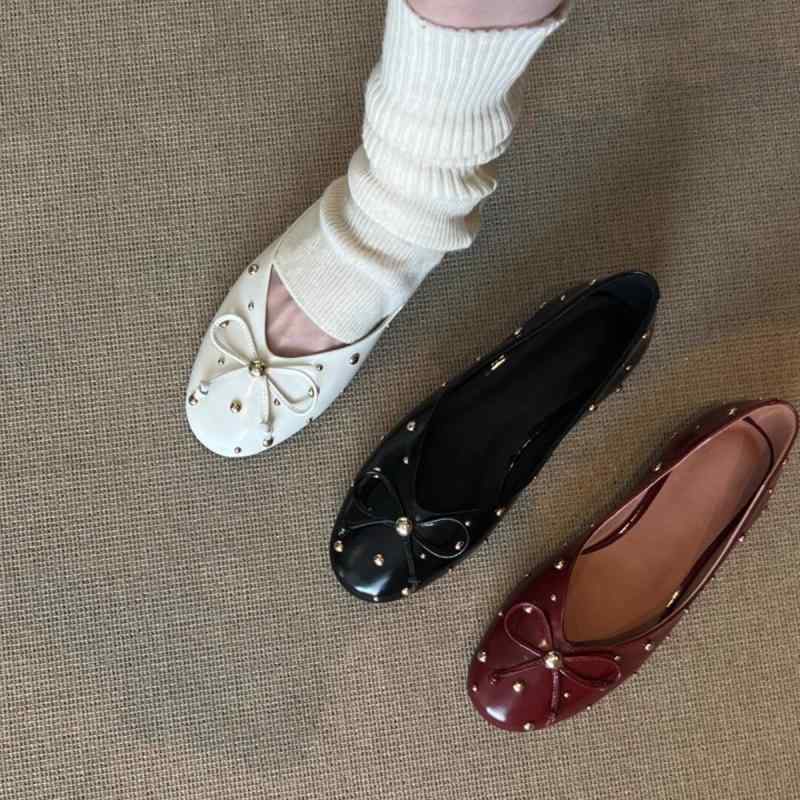 フラットシューズ 歩きやすい レディース リボン スタッズ レザー ローヒール パンプス 浅履き ラウンドトゥ シンプル おしゃれ レトロ 滑り止め 黒 赤 白