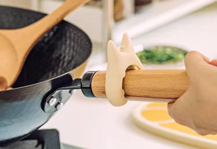 おたま スタンド 置き かわいい 鍋蓋 フライ返し スパチュラ スプーン しゃもじ ホルダー キッチン ツール ラック 調理 器具 用具 収納 小道具 雑貨 便利 噴きこぼれ防止 シリコン 耐熱 お手入れ 簡単 取付け 多機能 猫耳 セット