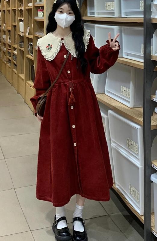 ワンピース レディース 秋冬 前開き ボタン 紐ベルト タッセル コーデュロイ 長袖 Aライン ミモレ丈 刺繍 ビックカラー おしゃれ カジュアル 花 赤 アプリコット