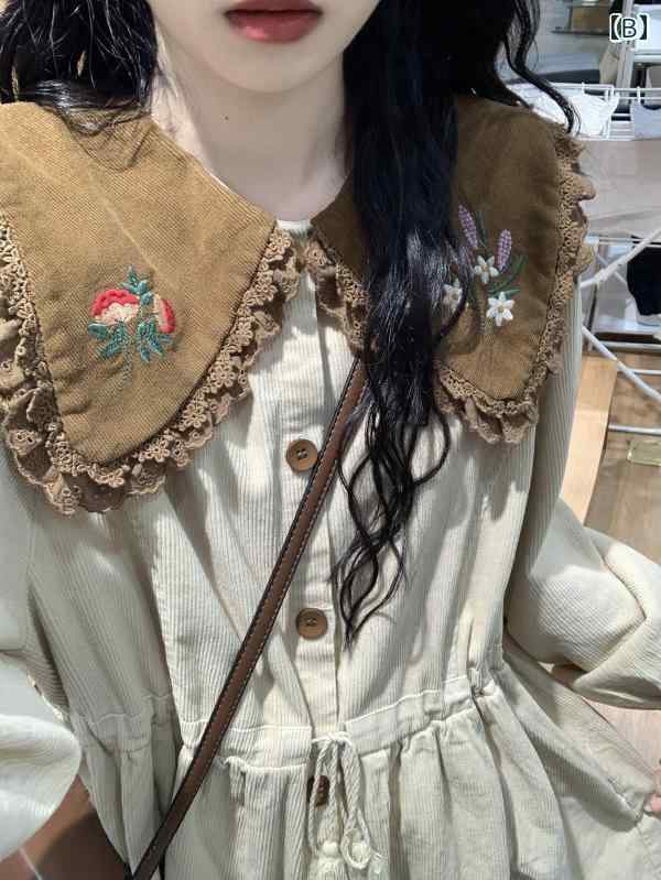 ワンピース レディース 秋冬 前開き ボタン 紐ベルト タッセル コーデュロイ 長袖 Aライン ミモレ丈 刺繍 ビックカラー おしゃれ カジュアル 花 赤 アプリコット