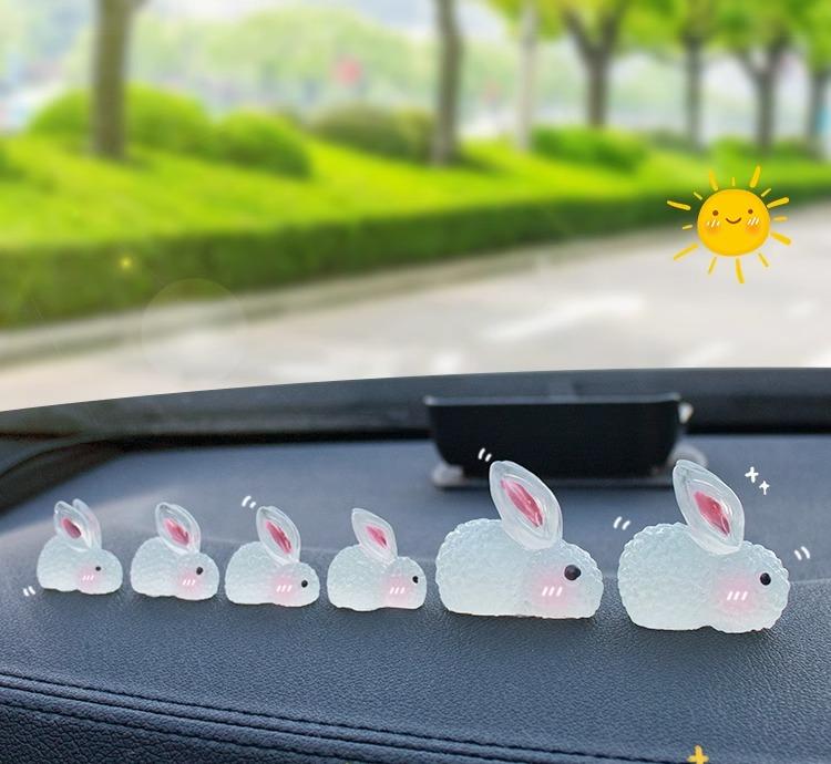 車 ダッシュ ボード 飾り うさぎ ブタ インテリア 車内 可愛い 置物 グッズ 装飾 内装 小物 夜間発光 ..