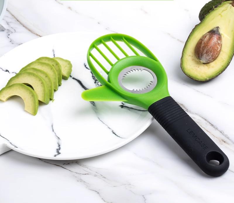 便利グッズ キッチン アボカドカッター 機能的 グリーン 家庭用 スリーインワン スライス フルーツ 多機能 分割 剥離 種抜き 簡単 洗いやすい シンプル