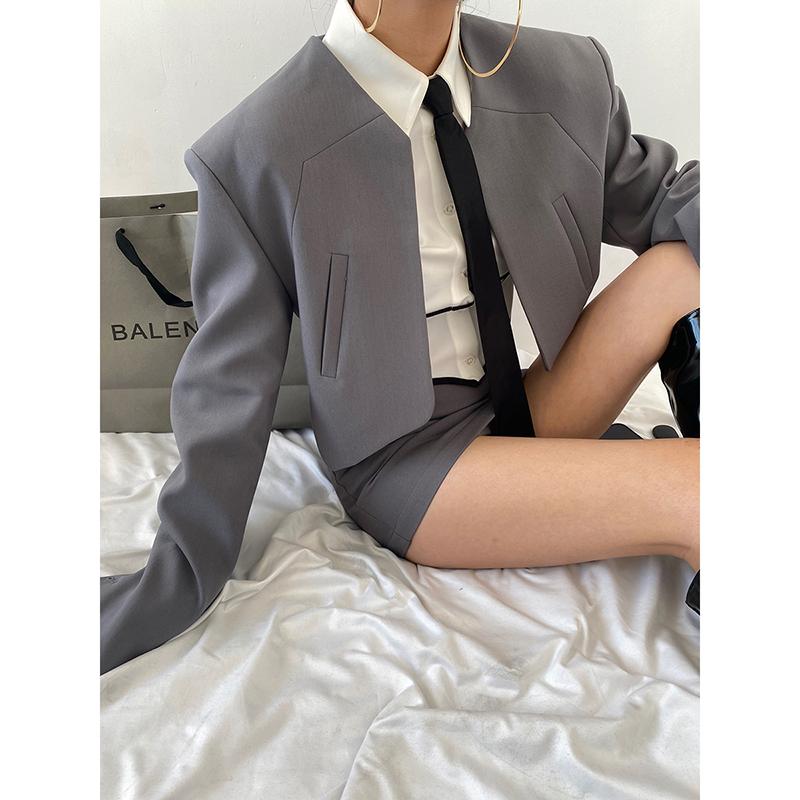 ジャケット レディース カジュアル おしゃれ 女性用 豪華 グレー スーツ アシンメトリー 肩パッド ボタン ショート スーツ ノーカラー