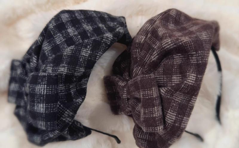 カチューシャ 幅広 太め ヘアアクセサリー ヘッドバンド 帽子風 飾り ファッション アイテム 通気性 ウ..