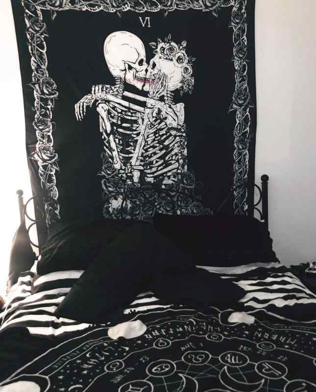 壁掛け インテリア 雑貨 タペストリー 布 長方形 骸骨 ガイコツ キス 薔薇 バラ 吊り下げ 寝室 シンプ..