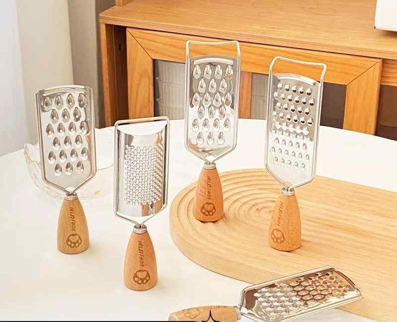 チーズ グレーター おろし金 韓国 木製 ハンドル ステンレス 家庭用 キッチン 調理 製菓 シルバー ベージュ おしゃれ かわいい 便利 自立式 耐久性