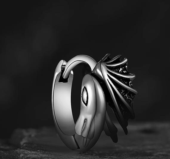 楽天フロントップ楽天市場店ピアス アクセサリー 龍 メンズ フープ シングル 両耳 チタン鋼 鏡面 色あせにくい かっこいい 個性的 立体 羽 プレゼント 誕生日 ストリート