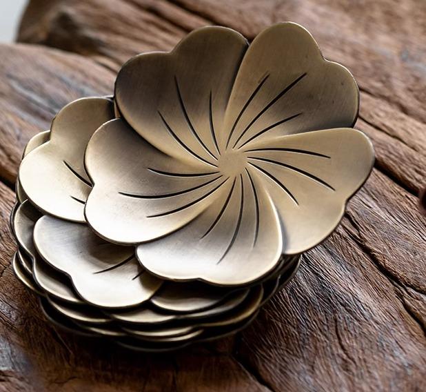 茶托 コースター 金属 茶器 キッチン 雑貨 食器 トレイ 受け皿 湯吞み カップ 真鍮 ソーサー 断熱 火傷防止 パッド 家庭用 小型 茶道 花型 おしゃれ