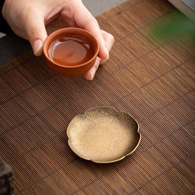 茶托 コースター 金属 茶器 キッチン 雑貨 食器 トレイ 受け皿 湯?み カップ 銅製 茶道 ソーサー 断熱 滑り止め マット 安定性 花