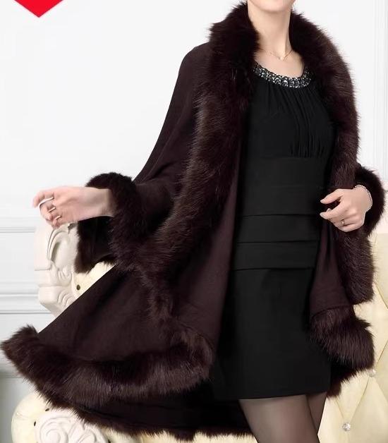 マント ケープ ポンチョ コート レディース 羽織 秋冬 黒 茶色 カーキ 無地 綿 ファー付き ふわふわ 厚手 防寒 暖かい ゆったり ショート ミドル丈 Aライン フレアスリーブ お呼ばれ パーティー エレガント