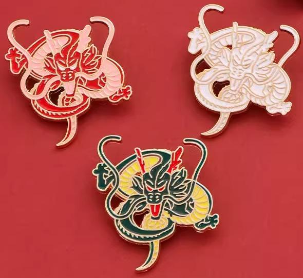 龍 ブローチ ドラゴン 竜 辰 アクセサリー チャイナ風 干支 青 白 赤 合金 メッキ ピン バッジ 小物 装飾 正月 普段使い カジュアル かわいい