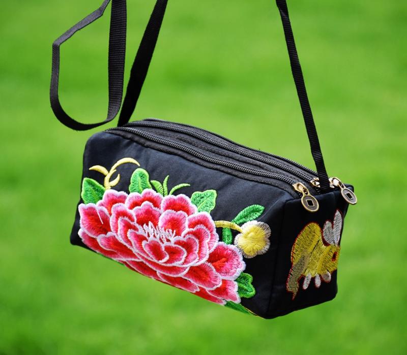 Other - バッグ レディース おしゃれ エスニック アジアン 鞄 ショルダー 斜め掛け ジッパー 刺繍 キャンバス 柔らかい 旅行 ショッピング カジュアル 小さめ 蝶 孔雀 牡丹 赤 青 紫