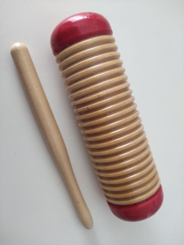 楽器 ギロ 音楽 ミュージック 演奏 打楽器 こする 振る 砂 カエル 鳴き声 木製 スティック 付き 赤 音が鳴る おもちゃ シンプル