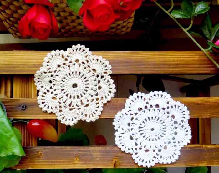 かぎ針編み コースター レトロ ラウンド型 コットン リネン レース織り 花 装飾 テーブルウェア キッチン リビング プレースマット シンプル おしゃれ ベージュ 白