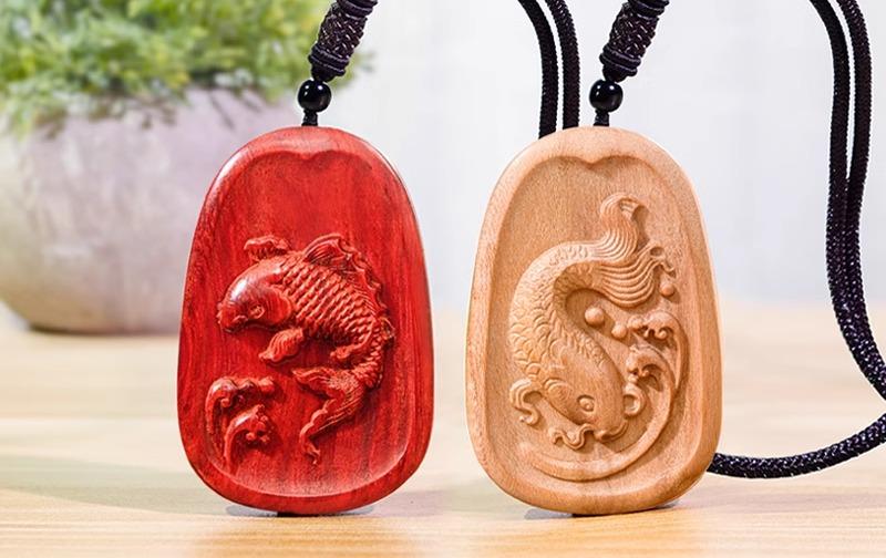 ペンダント メンズ レディース 鯉 大きめ 小さめ 紐 ビジュー ネックレス アクセサリー アイテム エスニック 民族風 桃木 紫檀 おしゃれ