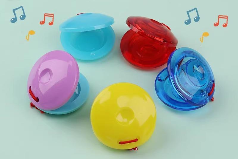 子供 楽器 おもちゃ 幼児 カスタネット 音楽 知育 玩具 オルフ 打楽器 リズム 小学校 幼稚園 誕生日 お祝い プレゼント シンプル かわいい 赤 緑 ピンク 豚 牛 カエル