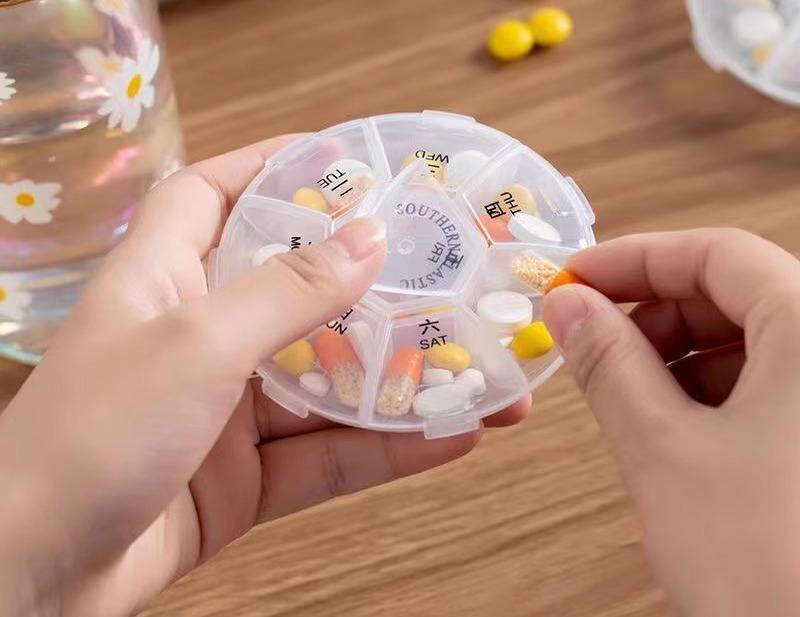 薬ケース 大容量 高齢者 1週間分 持ち運び 携帯 コンパクト ピル サプリメント カプセル 服薬 入れ ボックス 飲み忘れ 防止 錠剤 仕分け 収納 保管 管理 仕切 防湿 外出 旅行 通院 介護 ヘルスケア 健康 グッズ 丸 角型 セット