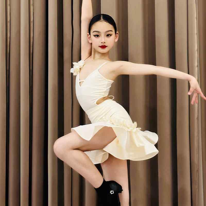 ラテン ダンス 衣装 子供 女の子 春夏 レッスンウェア コスチューム 競技着 練習服 ステージ発表 セパレート トップス スカート 花 フリル ミニ丈 通気性 肌に優しい 吸汗性 柔らかい 快適 エレガント おしゃれ 赤 ピンク シャンパンカラー