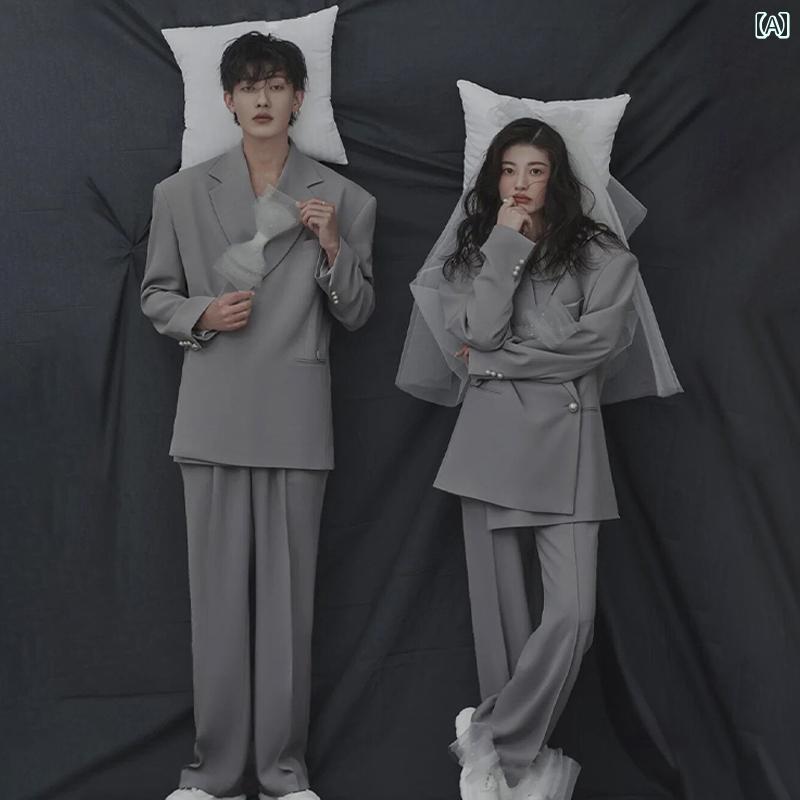 男女 ペア セットアップ 衣装 韓国 写真 ウェディング スタジオ カップル イメージ 撮影 結婚式 グレー スーツ ジャケット パンツ リボン コサージュ ネックレス ベルト 花 かっこいい 白 黒
