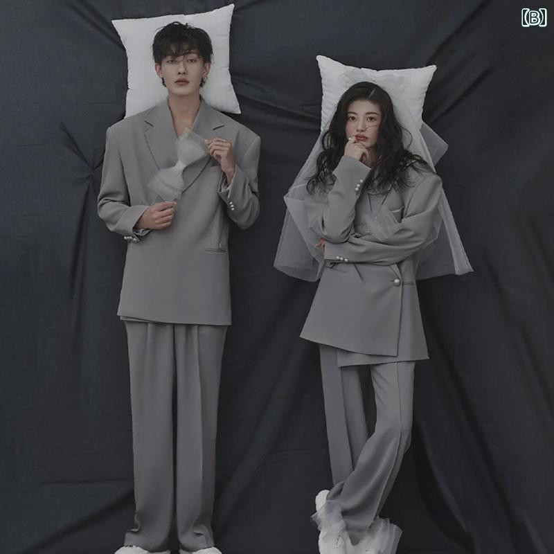 男女 ペア セットアップ 衣装 韓国 写真 ウェディング スタジオ カップル イメージ 撮影 結婚式 グレー スーツ ジャケット パンツ リボン コサージュ ネックレス ベルト 花 かっこいい 白 黒