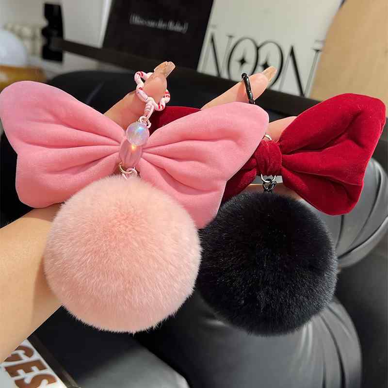 乐天商城 - キーホルダー リボン もこもこ ふわふわ ボール ビーズ 女の子 レディース 大人 かわいい キーチェーン バッグアクセサリー チャーム ピンク 黒