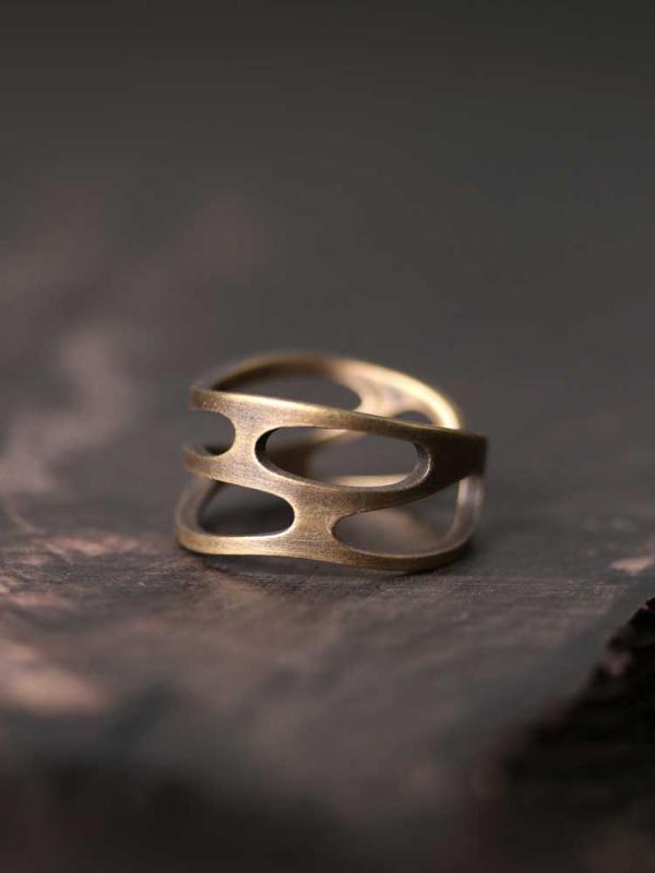 リング 指輪 アクセサリー ユニセックス フリーサイズ アンティーク調 真鍮 装飾 クラフト 小物 幅広 穴あき 個性的 カジュアル スタイリッシュ おしゃれ ブロンズ