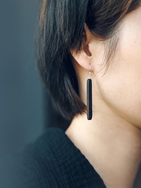 ピアス フック 揺れる レディース アンティーク調 耳飾り 黒檀 長方形 ハンドメイド アクセサリー 小物 シンプル スタイリッシュ おしゃれ