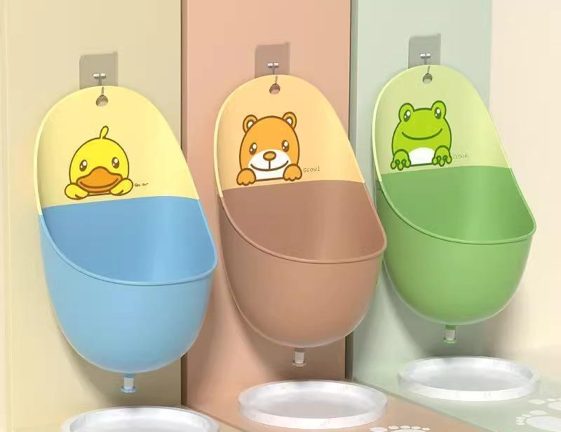 おまる 男の子 立ち小便器 子供 赤ちゃん 壁掛け おしっこ トイレ トレーニング用 フック 水栓 持ち運べる 排水ホース 掃除ブラシ 外出 かわいい くま アヒル カエル