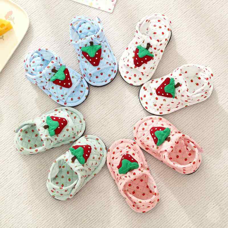 かわいい スリッパ キッズ 屋内 ルームシューズ 滑りにくい サイレント 綿 男の子 女の子 面ファスナー 通気性 快適 イチゴ クマ ピンク 白 青 普段使い シンプル
