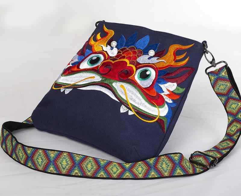 ショルダーバック レディース 春夏 中国風 エスニック スマホ 小物 カバン ポシェット 斜め掛け 刺繍 タッセル 母の日 プレゼント 個性的 カジュアル 赤 青 黒 獅子柄