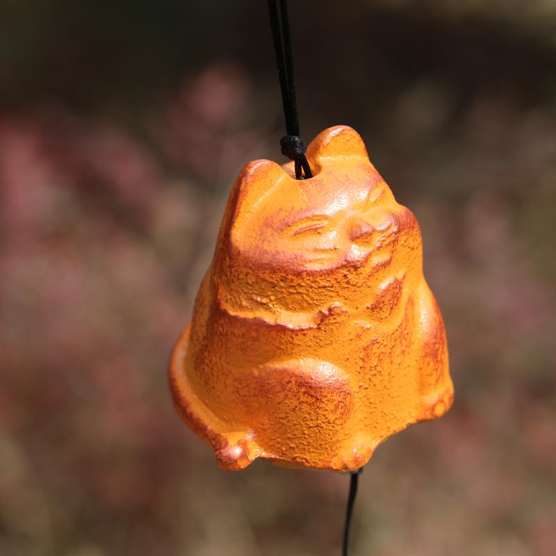 ドアベル 玄関 風鈴 音色 鋳物 ウィンドチャイム 呼び鈴 アイアン 金属 吊り下げ 飾り 窓 庭 バルコニー インテリア 雑貨 オーナメント 鐘 ディスプレイ オブジェ 装飾 防犯 店舗 新築 開店 祝い ギフト レトロ 中国風 招き猫 オレンジ 黒