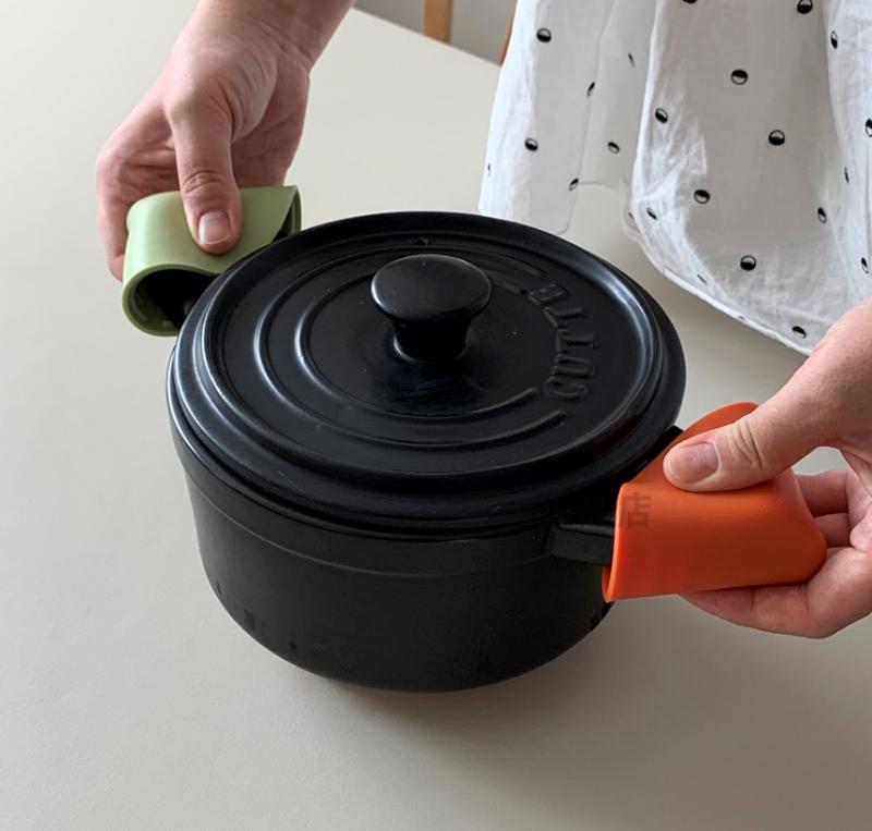シリコン 鍋つかみ 韓国 かわいい シンプル キッチン ツール 家庭用 火傷防止 ハンドル 断熱 ポット オレンジ ブラウン グレー 調理器具 便利