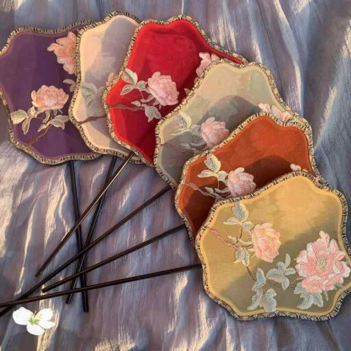 団扇 牡丹 レトロ アンティーク 中国風 漢服 ダンス ショー 撮影 衣装 ロング ハンドル 刺繍 小道具 パープル レッド グリーン 花柄 団扇 牡丹 レトロ アンティーク 中国風 漢服 ダンス ショー 撮影 衣装 ロング ハンドル 刺繍 小道具 パープル レッド グリーン 花柄