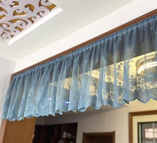 カフェカーテン おしゃれ 半遮光 ショート丈 面ファスナー のれん リビング 寝室 棚 小窓 目隠し 模様替え インテリア レース 花 白 青