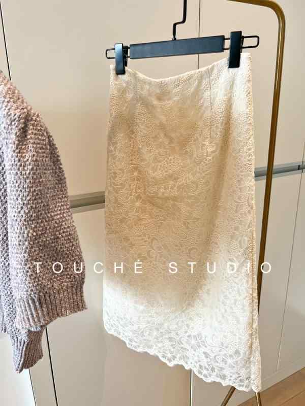 透かし レース スカート おしゃれ きれいめ 上品 夏 ミモレ丈 シンプル 実用的 オフィス カジュアル 大人 デート お出かけ ベージュ