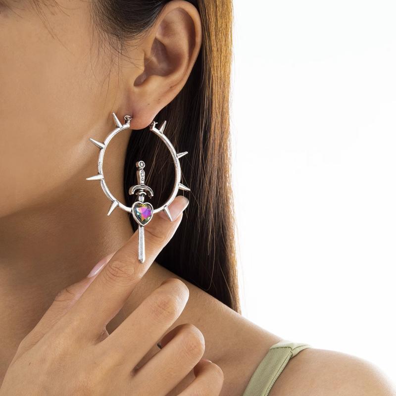 ハロウィン ピアス レディース アクセサリー 装飾品 イベント パーティー コスプレ 両耳 キラキラ カジュアル フープタイプ 剣 ハート とげとげ 大ぶり