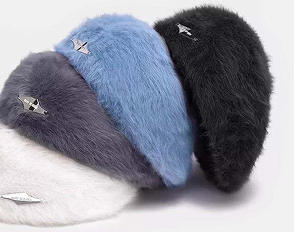 ベレー帽 レディース 大人 ファー もこもこ ふわふわ 暖かい 防寒 秋冬 レトロ 大きいサイズ メタルプレート 調整可能 普段使い 外出用 おしゃれ アイボリー 青 黒