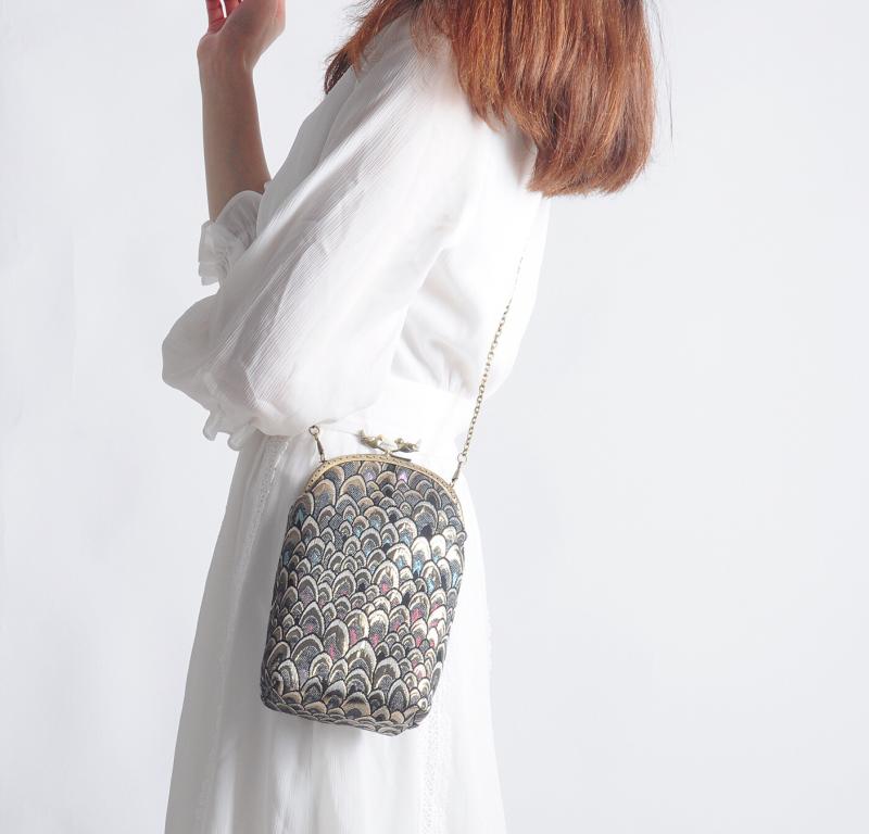 スマホショルダーバッグ レディース ジャカード ブロケード 斜め掛け 縦型 がま口 チェーン ポケット 長さ調節可能 ミニ カード 鍵 口紅 パーティー 旅行 ウォーキング レトロ チャイナ風 おしゃれ カーキ うろこ 鶴 トンボ