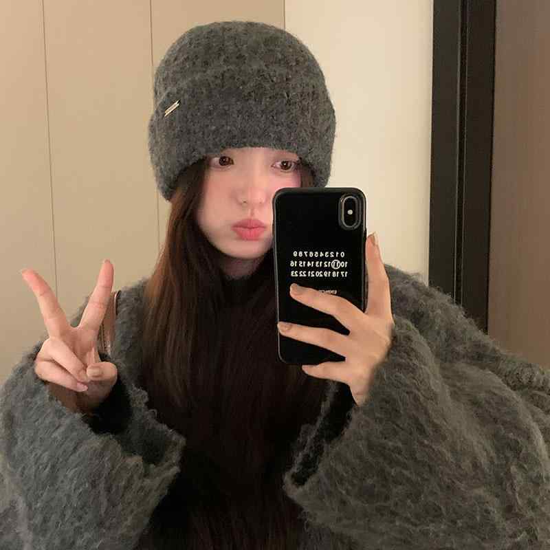 Rakuten - ニット帽 レディース 秋冬 ウール 韓国 普段使い レジャー 小顔効果 防寒 厚手 暖かい 耳 カバー 折り返し 英字 タグ ワンポイント シンプル カジュアル 黒 アイボリー グレー