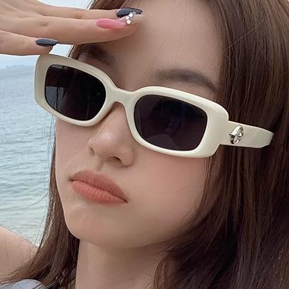 サングラス レディース おしゃれ 夏 日焼け防止 小顔効果 すっぴん隠し ドライブ 旅行 スクエア 個性的 カジュアル レトロ 白 黒 サングラス レディース おしゃれ 夏 日焼け防止 小顔効果 すっぴん隠し ドライブ 旅行 スクエア 個性的 カジュアル レトロ 白 黒
