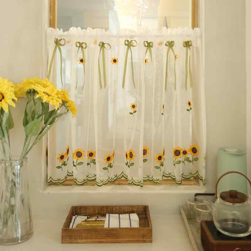 カフェカーテン おしゃれ ひまわり アメリカン 透け感 ドア 出窓 キャビネット 食器棚 本棚 刺繍 ポール通し 防塵 遮光 目隠し 背景 インテリア 装飾 リボン 白 緑