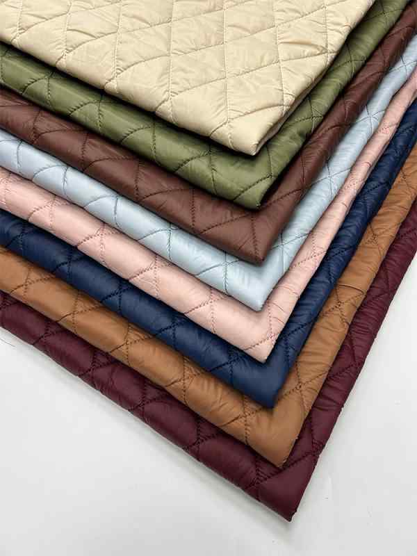 キルティング 生地 厚手 秋冬 ウール 中綿 三層 衣類 バッグ クッション 枕 カバー おしゃれ シンプル カジュアル 柔らかい 赤 青 ピンク 暖かい