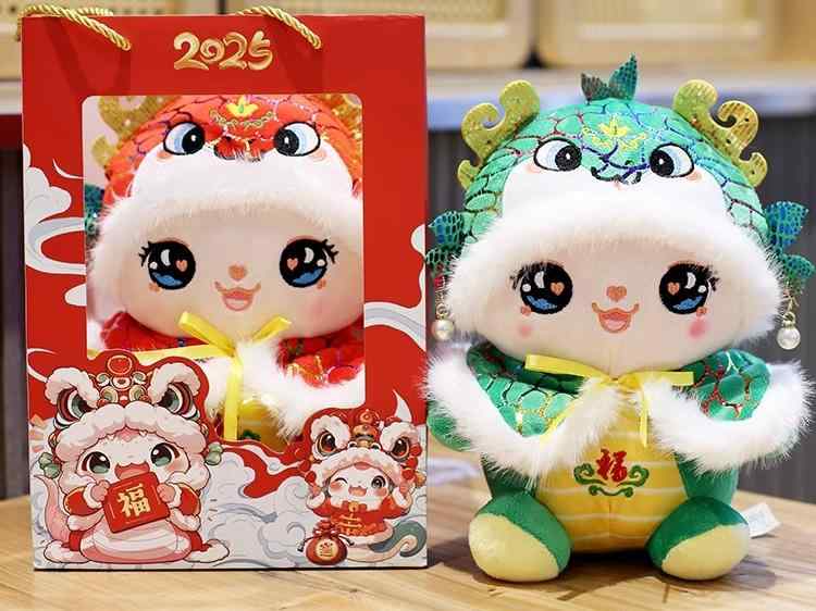 ヘビ ぬいぐるみ 干支 巳年 春節 お正月 吉祥 ふわふわ 人形 ディスプレイ インテリア 置物 キラキラ 装飾 パール プレゼント シンプル かわいい 赤 緑 黄 漢字